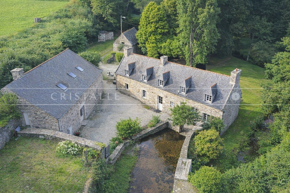 MOULIN - 5/8 CHAMBRES - 175 M² - 300 M² UTILE - PARC DE 6.000M² - COURS D'EAU "BIEF"